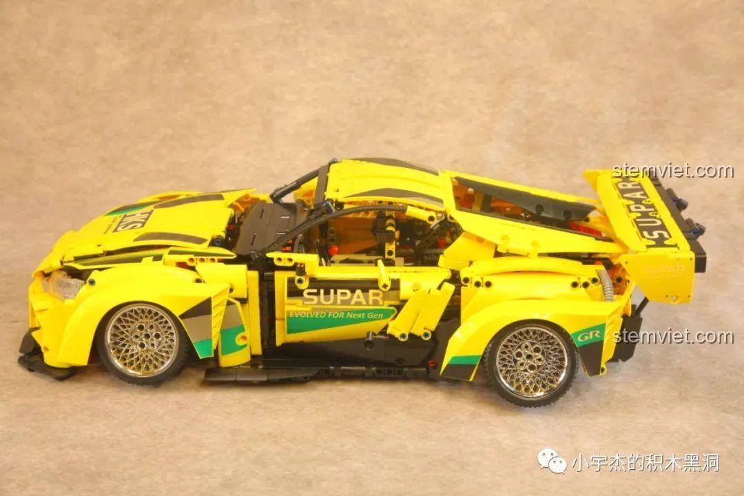 Cửa đôi của mô hình K Box 10249 Toyota Supra mở linh hoạt, hé lộ nội thất chi tiết.