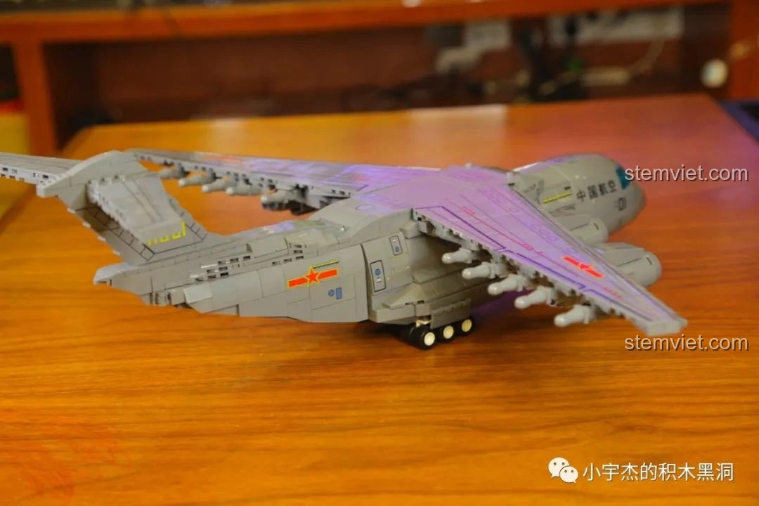 Cửa đuôi của mô hình máy bay vận tải quân sự Vận-20 SEMBO 202130 có thể mở ra