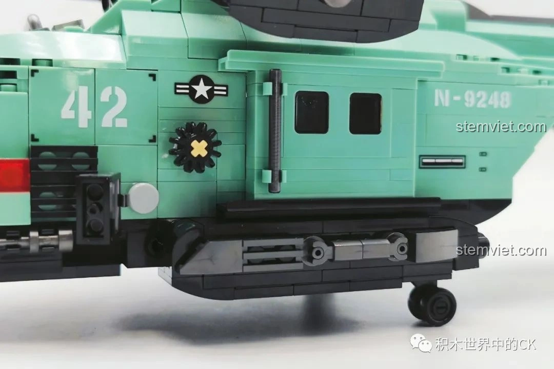 Cửa hông của mô hình JIESTAR 58008 Trực thăng hai cánh quạt mở ra, hé lộ khoang chứa bên trong.