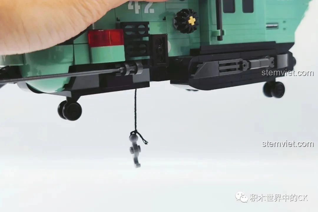 Cận cảnh cửa hông của mô hình JIESTAR 58008 Trực thăng hai cánh quạt, với tay nắm và chi tiết cửa.