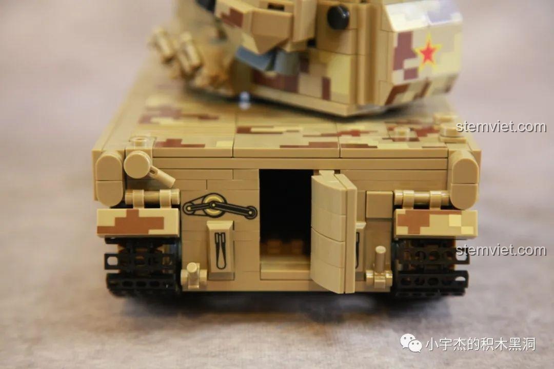 Cửa khoang chở quân được mở ra, cho thấy không gian bên trong mô hình.