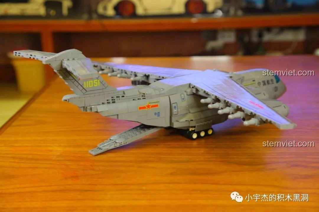 Cửa khoang phi công và mũi máy bay vận tải quân sự Vận-20 SEMBO 202130 có thể mở