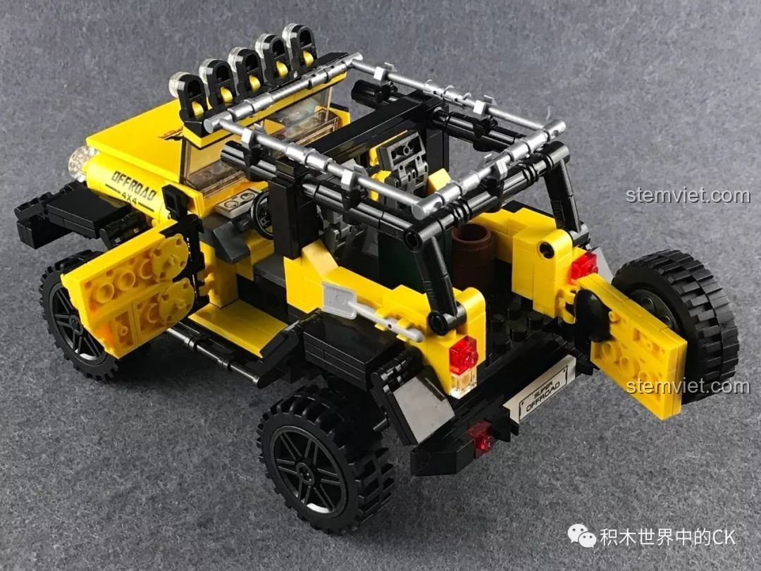 Cửa bên và cửa sau của bộ đồ chơi Xe Jeep màu vàng XB-03024 đang mở, cho thấy nội thất bên trong.