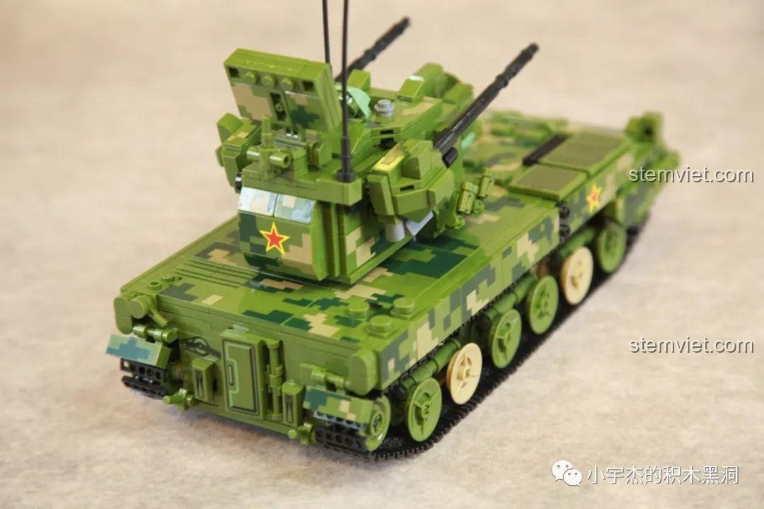 Cửa sau của mô hình Panlos Brick 688005 đang được mở ra, thể hiện tính năng tương tác.