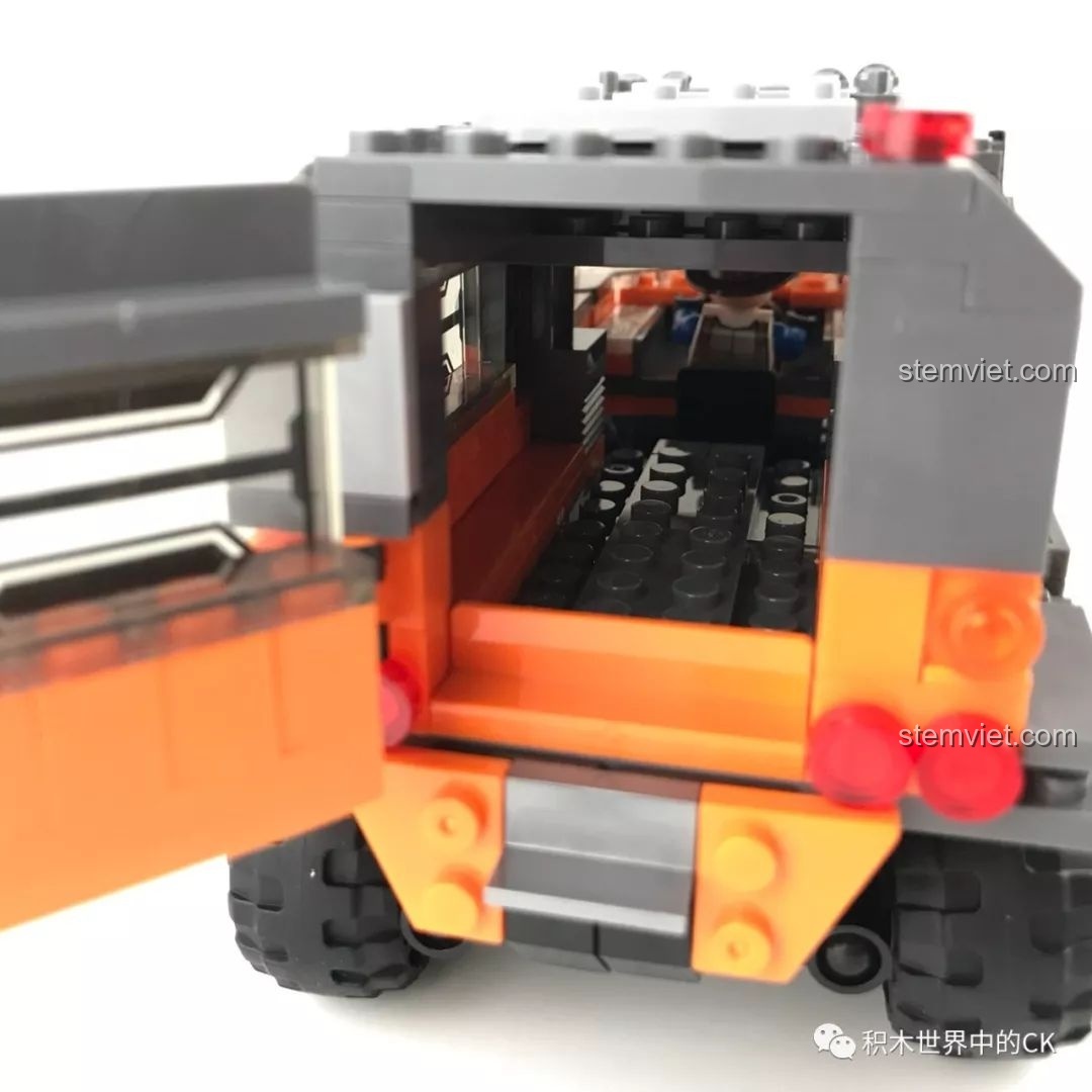 Cửa sau của Xe viễn chinh Siberia XB-03027 mở ra, để lộ không gian chứa đồ bên trong.