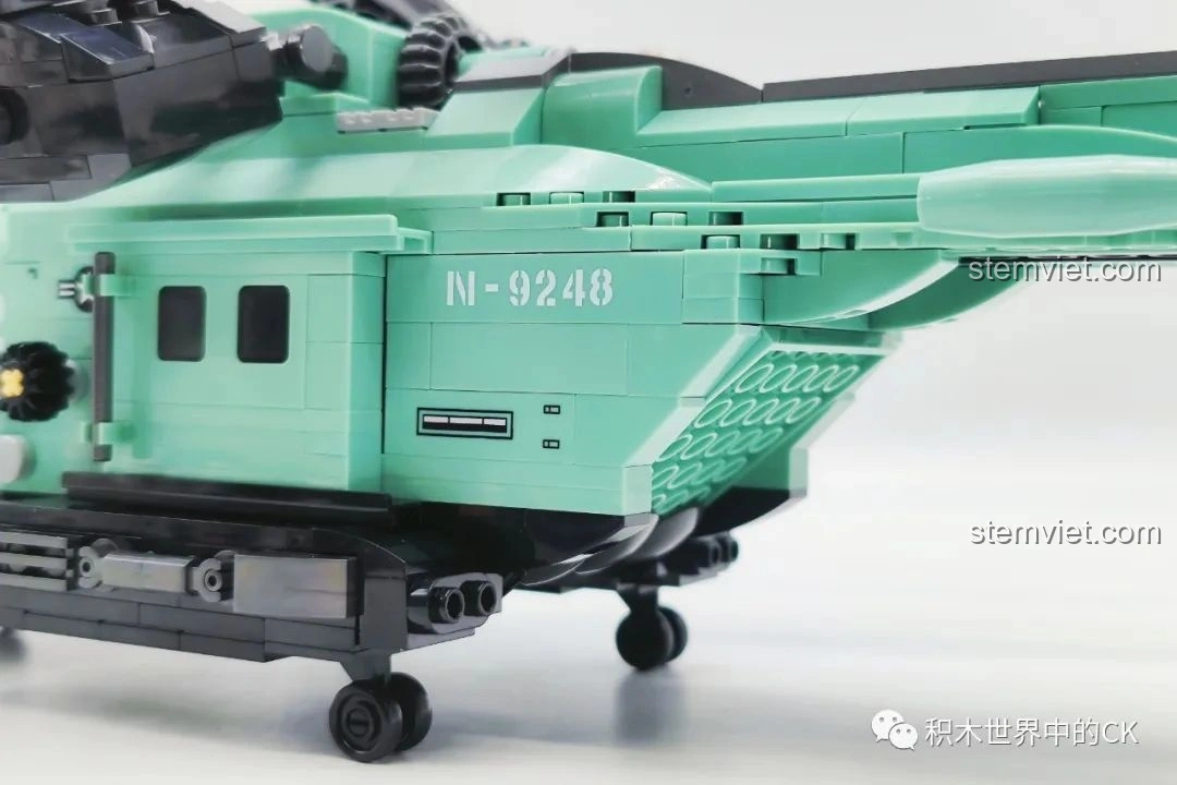 Cửa sau của mô hình JIESTAR 58008 Trực thăng hai cánh quạt hạ xuống, tạo thành đường dốc cho việc vận chuyển.