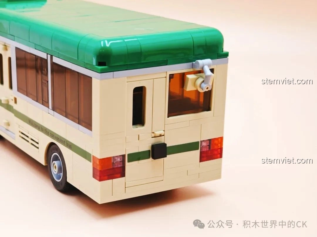 Cửa sau của mô hình ZheGao 991013 Xe Buýt Cổ Điển Hồng Kông đang mở, cho thấy không gian nội thất bên trong.