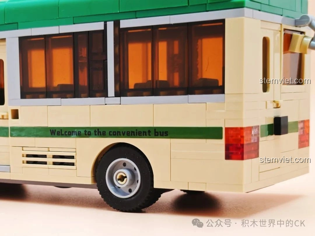 Cửa sau của mô hình ZheGao 991013 Xe Buýt Cổ Điển Hồng Kông, với thiết kế chi tiết và khả năng mở.