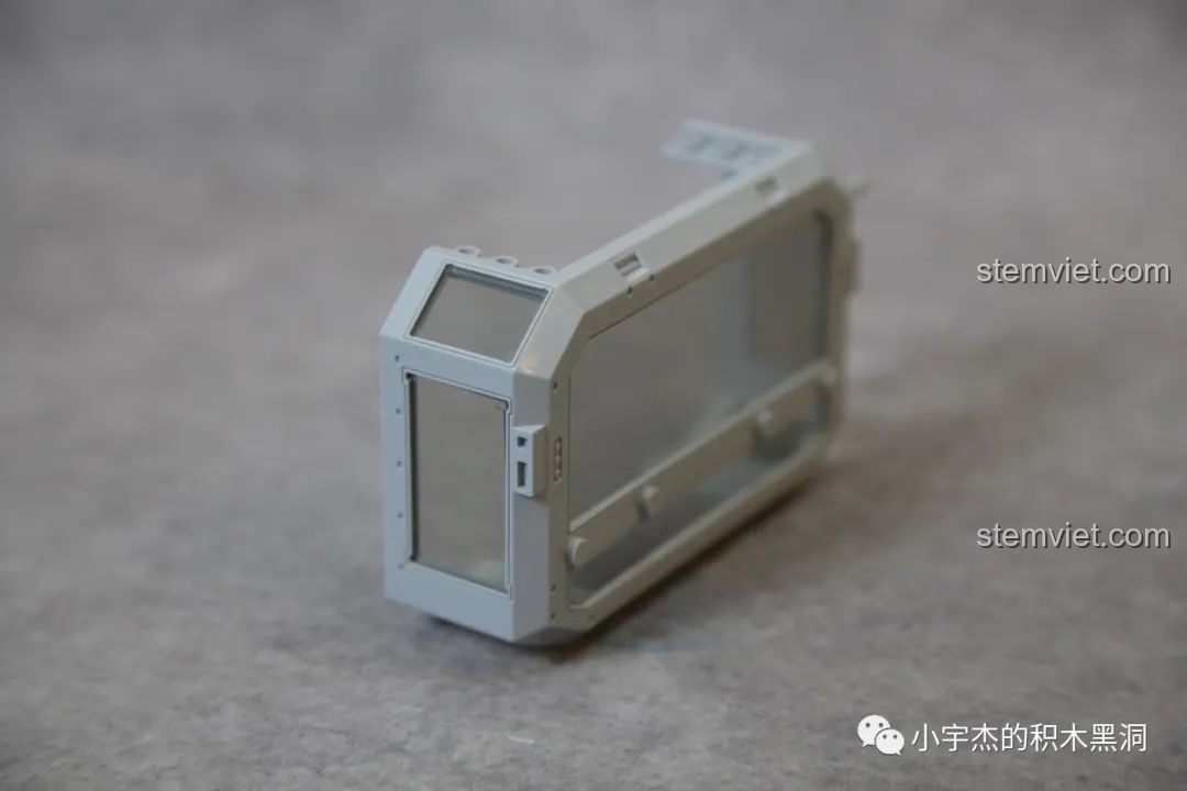 Cửa sổ bên hông của cabin cũng được làm từ chi tiết trong suốt, tăng độ chân thực.