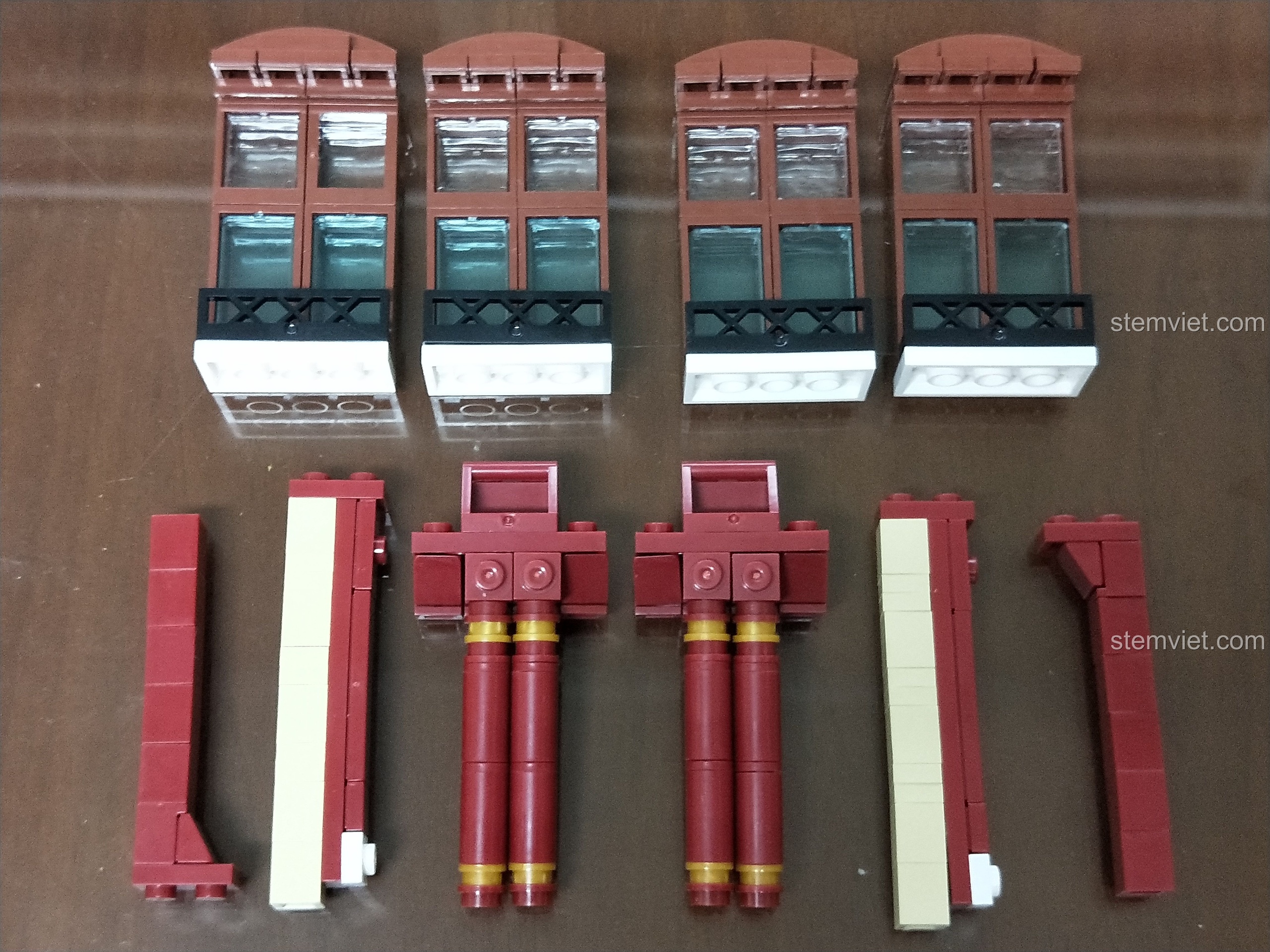 Các cửa sổ và cột trụ của tầng 3 đã được lắp ráp hoàn chỉnh.