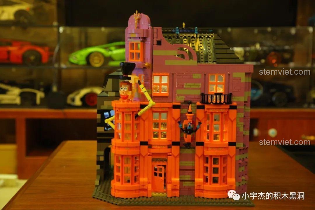 Cửa sổ nghiêng độc đáo trên tường bên của bộ lắp ráp Cửa Hàng Phù Thủy Ranh Mãnh Của Weasley.