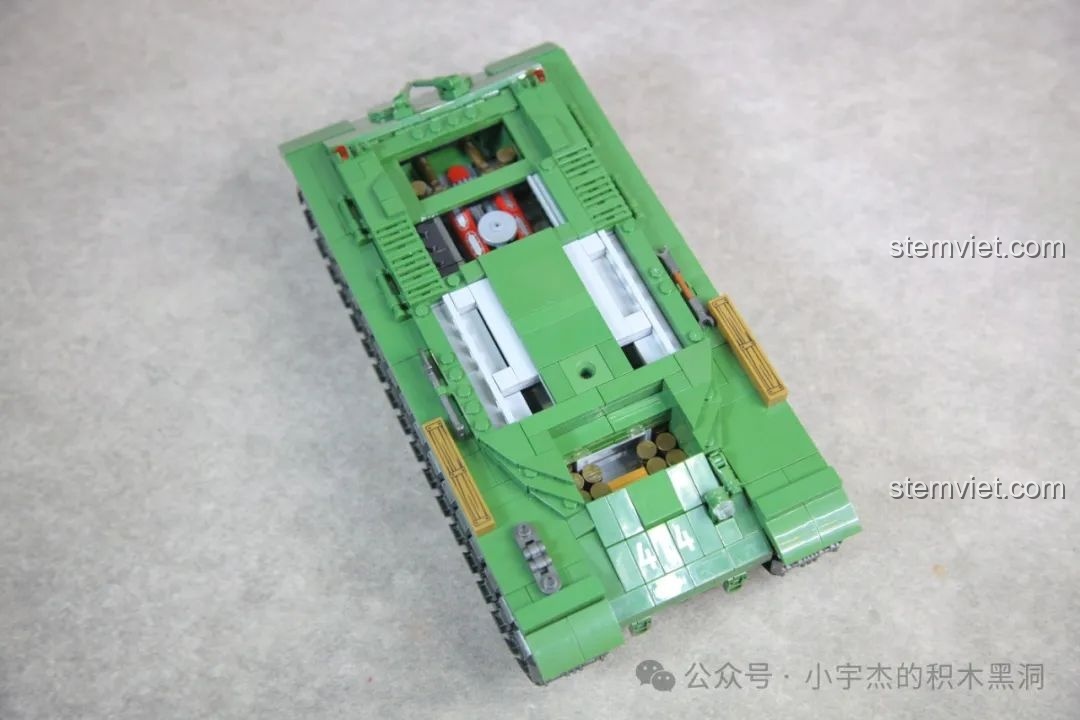 Các ô cửa sổ nhỏ trên giáp trên cho phép quan sát nội thất chi tiết của xe tăng IS-2.