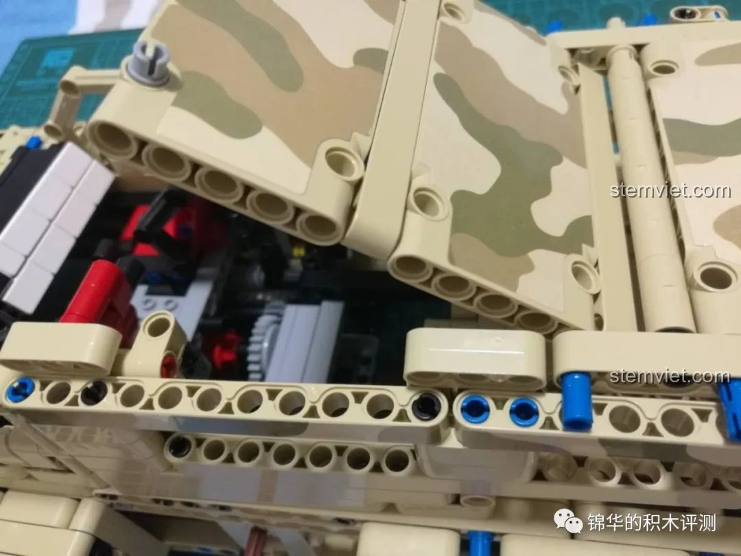 Cửa sổ trời có thể mở ra trên nóc xe của đồ chơi lắp ráp Xe bọc thép chở quân Marauder Mould King.