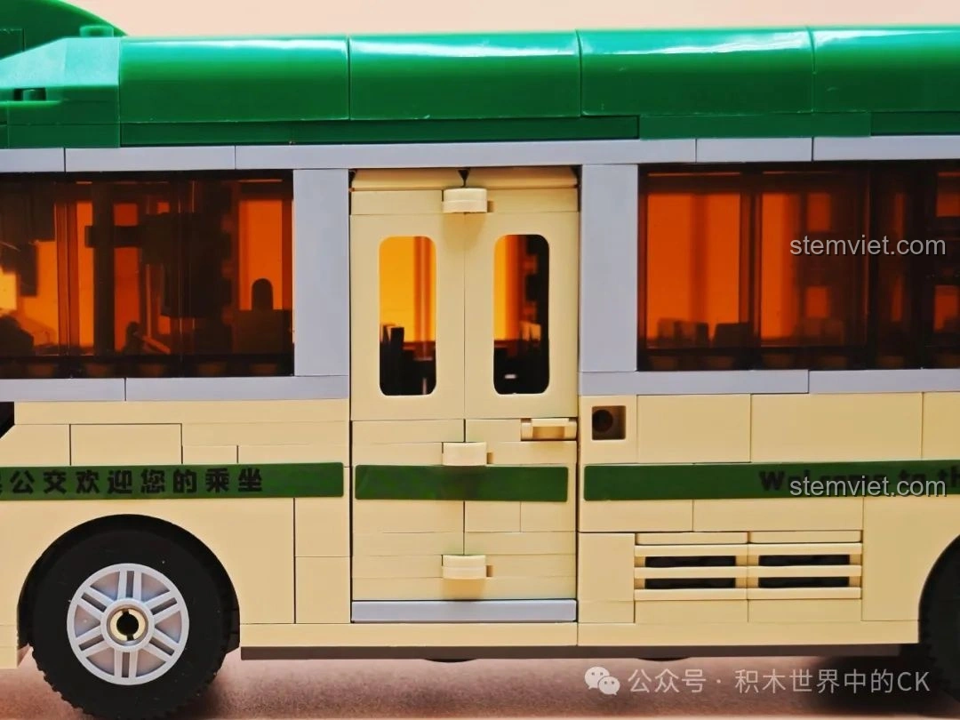 Cửa xe của mô hình ZheGao 991013 Xe Buýt Cổ Điển Hồng Kông đang mở, hé lộ nội thất bên trong với hàng ghế.