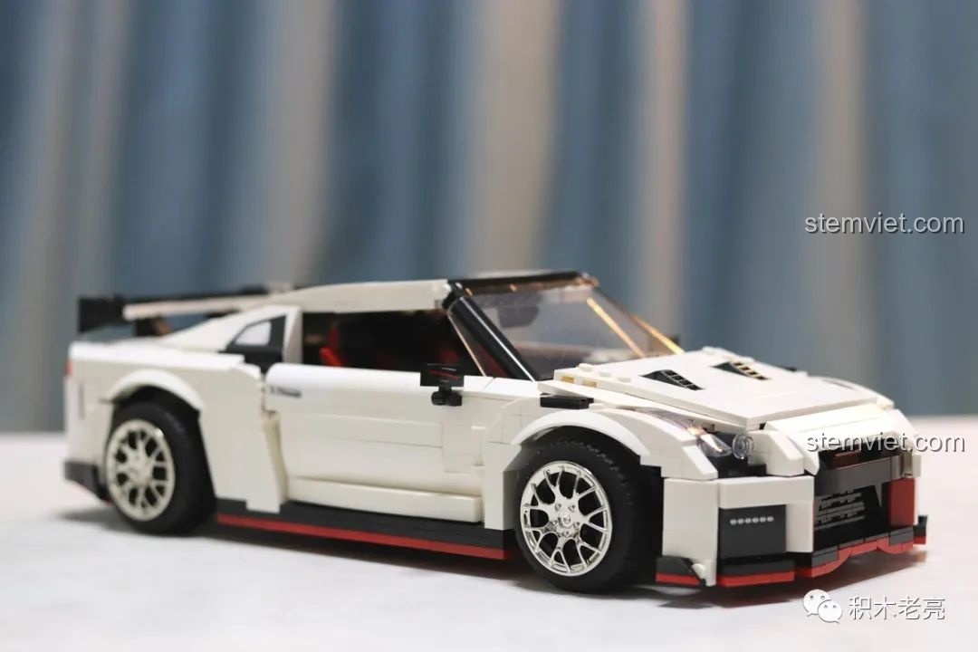 Mô hình xe đua Nissan GTR R35 lắp ráp Double Eagle 61020 với cửa xe mở, hiển thị nội thất bên trong.