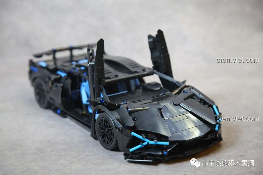 Mô hình Lamborghini Sián FKP 37 Cyberpunk MK6002 với cửa xe mở lên, thể hiện tính năng độc đáo của siêu xe.