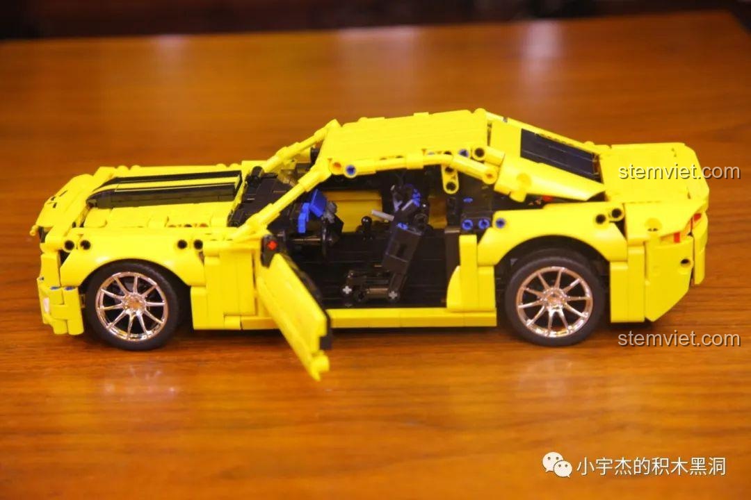 Cửa xe của mô hình SY 8617 có thể mở ra, khoe nội thất bên trong.