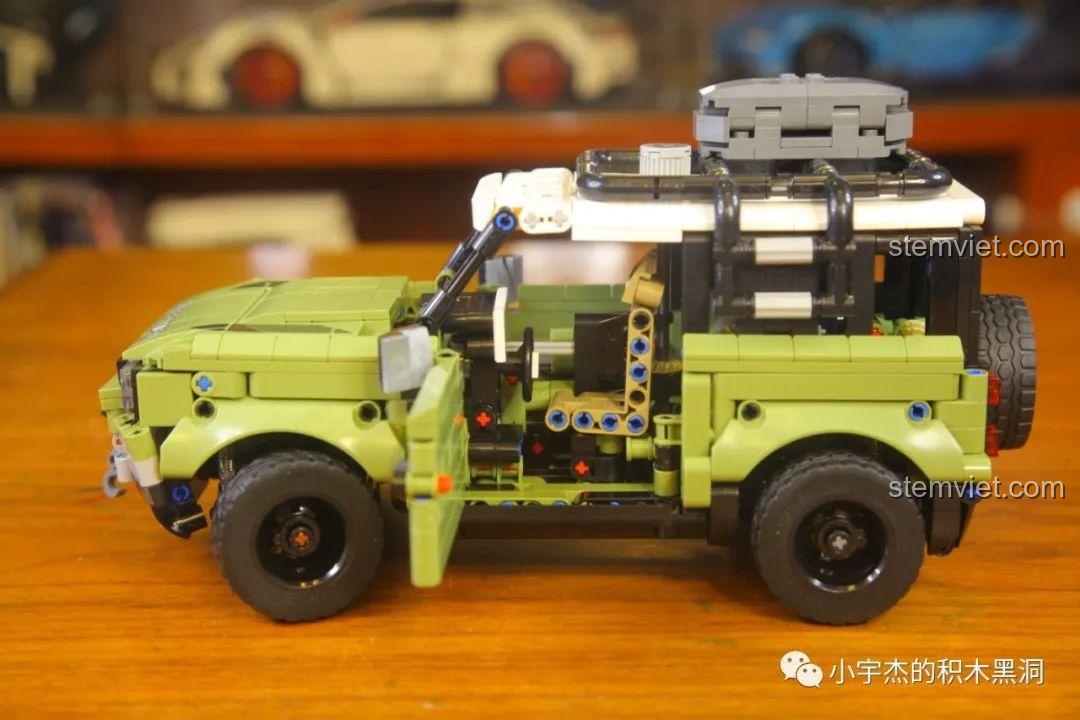 Cửa xe của mô hình SY Block 8605 Land Rover Defender có thể mở ra, một chi tiết tăng tính tương tác.