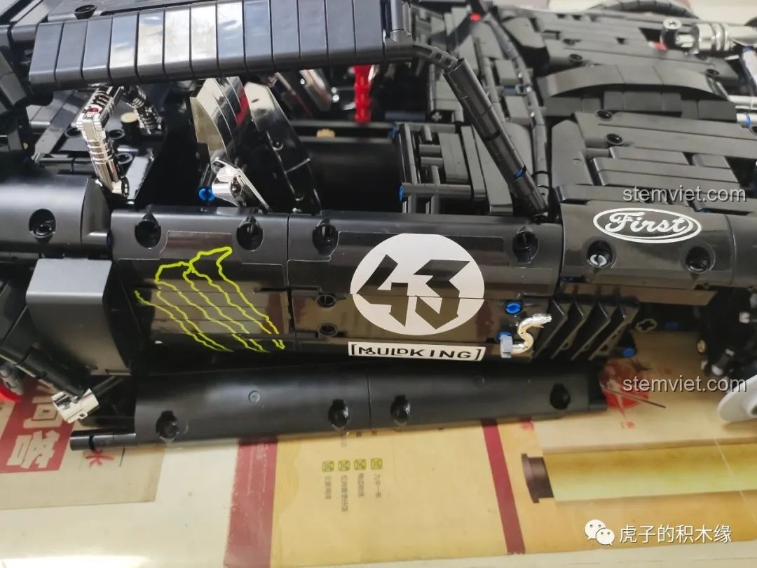 Lắp ráp cửa xe cho mô hình Mould King 13108, với các chi tiết decal logo rắn hổ mang Shelby.