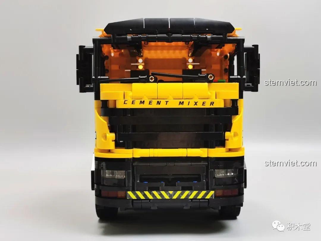 Cửa xe của mô hình Xe Trộn Bê Tông Tycole T4005 có thể mở ra, tay nắm xoay được.