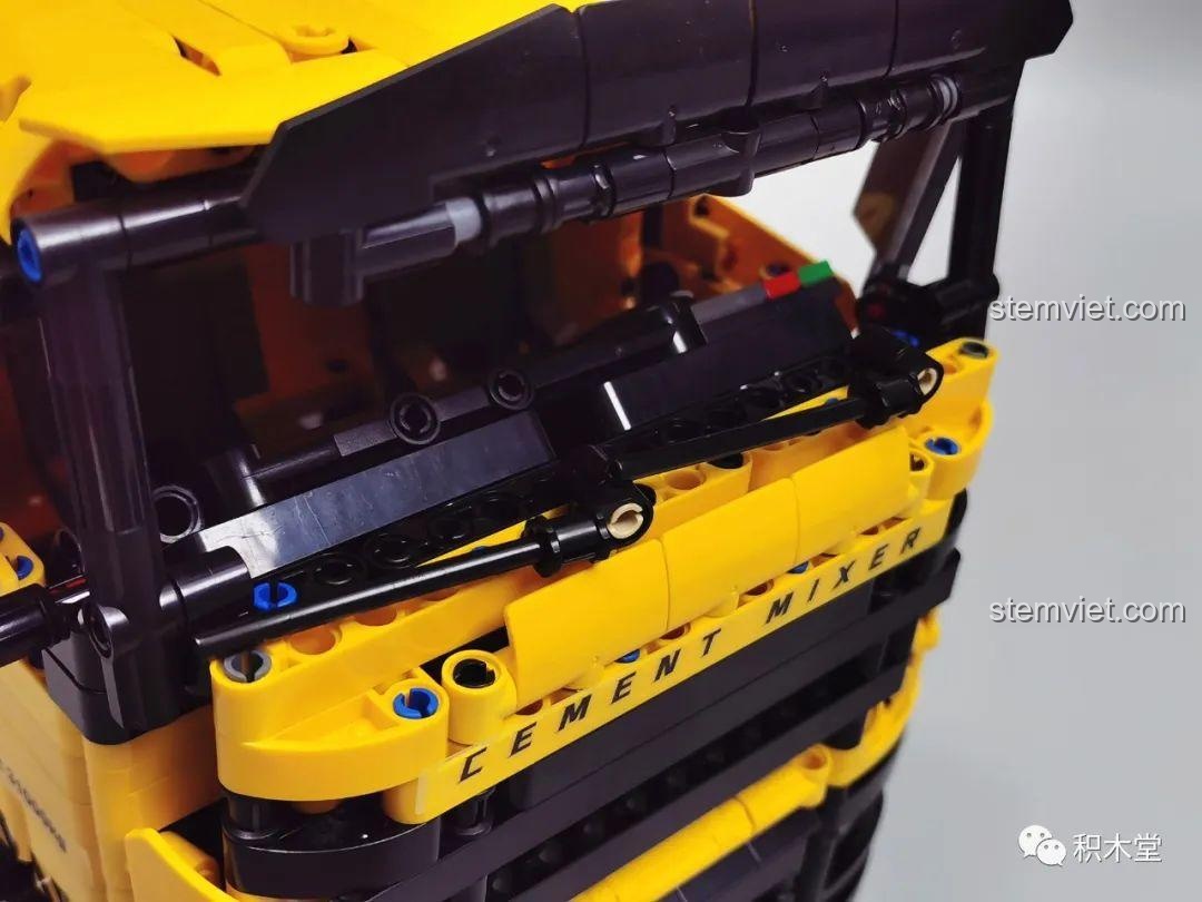 Cửa xuất liệu của mô hình Xe Trộn Bê Tông Tycole T4005, có thể điều chỉnh góc độ.