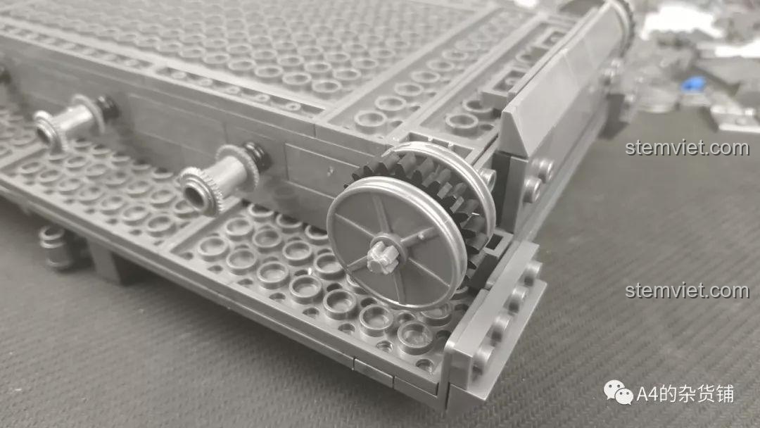 Các cụm bánh xe của bộ xếp hình Panzerkampfwagen IV 82010 được lắp ráp riêng biệt.