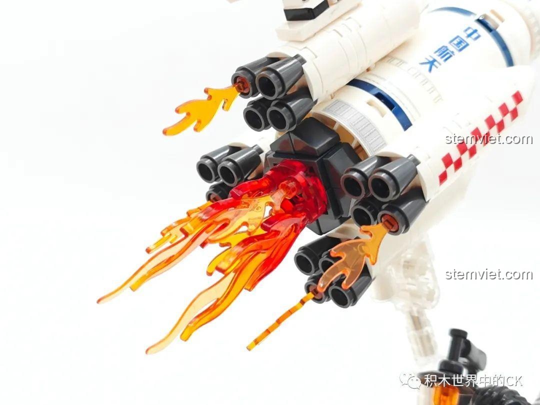 Cận cảnh cụm động cơ chính của tên lửa Sembo 203358 với hiệu ứng lửa rực rỡ, thể hiện sức mạnh của con tàu.