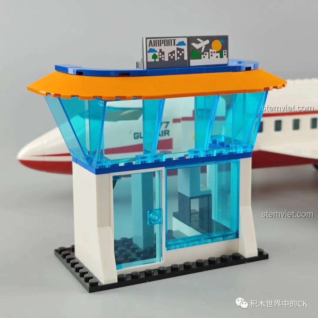 Mô hình đài kiểm soát không lưu trong bộ GUDI 10503, có thiết kế hiện đại với kính xanh và mái che màu cam.