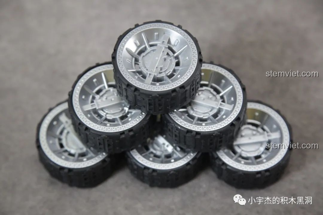 Dàn bánh xe hầm hố của Xe Vận Tải Mặt Trăng SEMBO 107105 sau khi lắp ráp hoàn chỉnh.