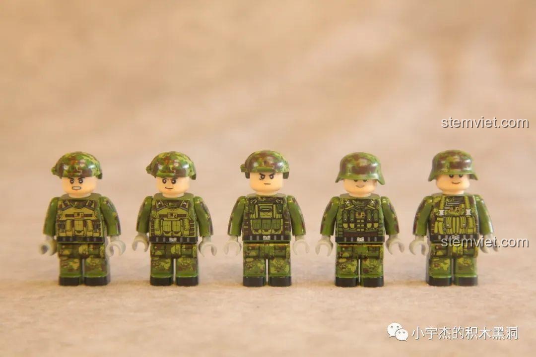 Dàn minifigures binh sĩ pháo binh của bộ xếp hình Pháo binh hạng nặng cho bé 6 tuổi, chi tiết in sắc nét.