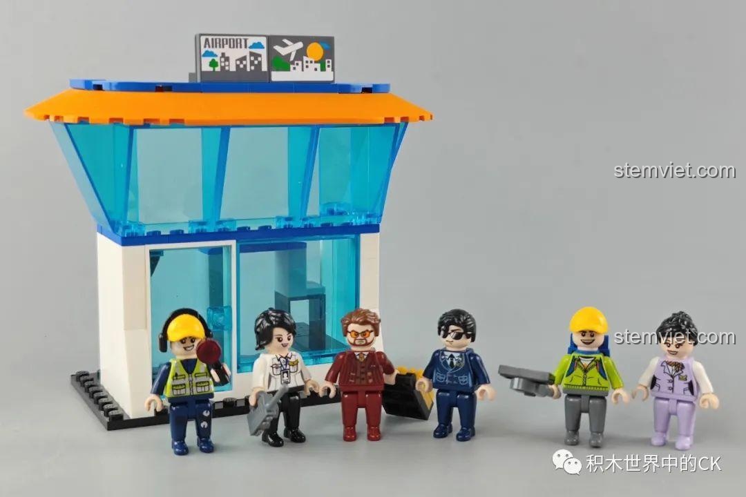 Toàn bộ 6 minifigures của bộ đồ chơi sân bay GUDI 10503 đứng trước đài không lưu đã lắp ráp xong.