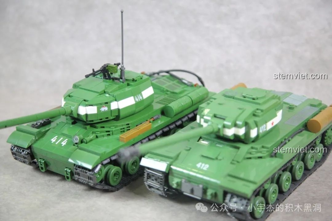 Dàn minifigures của bộ IS-2 Quan Guan 100249, trong đó có 3 lính bị lỗi chi tiết.