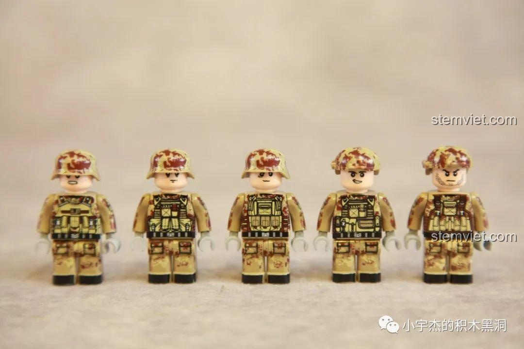 Năm minifigures tổ lái pháo tự hành trong bộ Panlos Brick 688006 với trang phục rằn ri sa mạc.