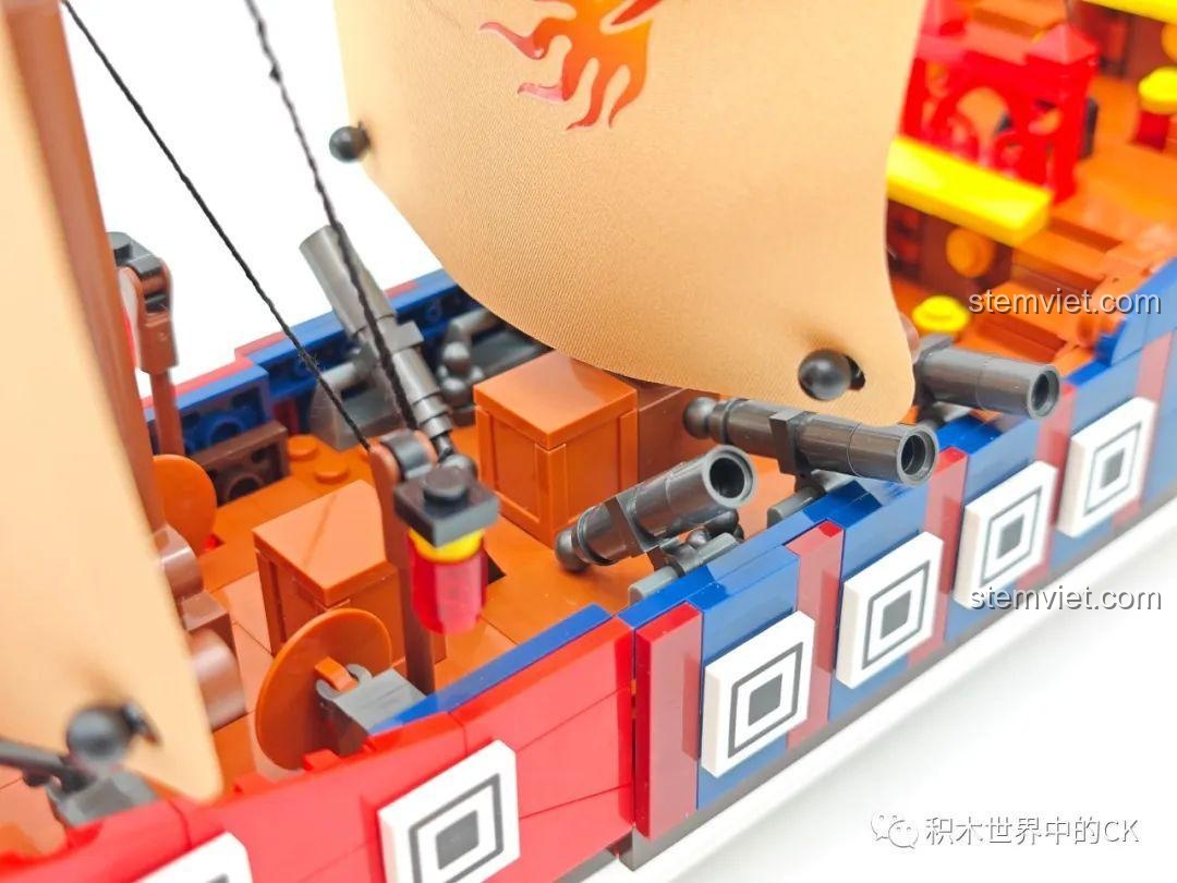 Dàn pháo hùng hậu trên boong của bộ JIESTAR 58001, một chi tiết được các bé trai đặc biệt yêu thích.