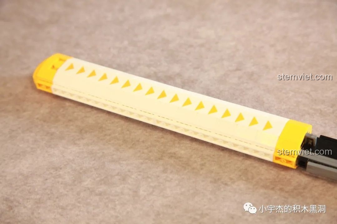 Chuôi kiếm sau khi được dán sticker trang trí hình tam giác đặc trưng của Zenitsu.