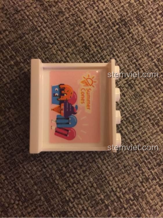 Chi tiết cửa sổ được dán sticker 'Summer Cones' đầy màu sắc của Mô hình Xe Bán Kem 08004.