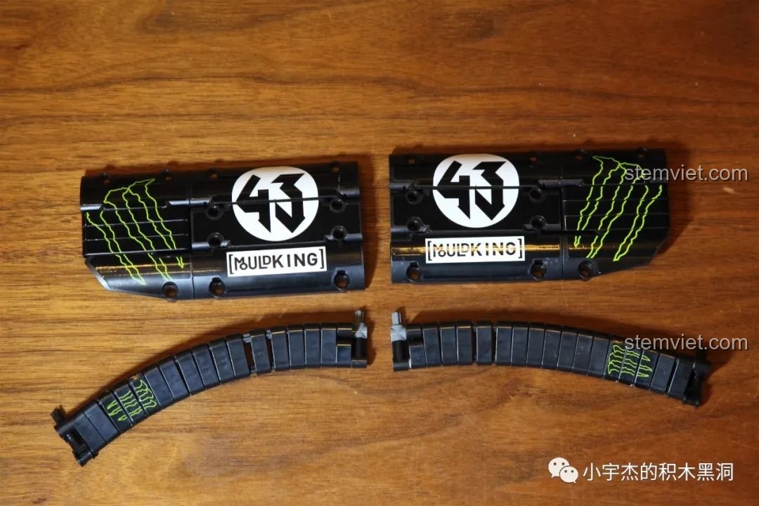 Các chi tiết thân vỏ đã được dán sticker của bộ lắp ráp Xe của Ken Block 13108.