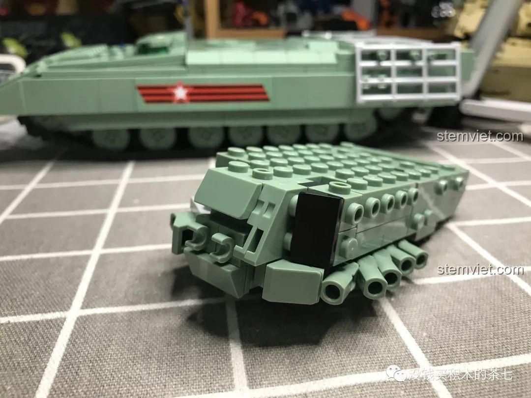 Dán hai miếng decal cuối cùng lên tháp pháo của xe tăng T-14 Armata.