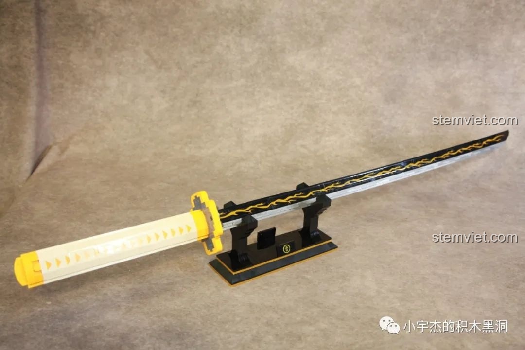 Dán sticker họa tiết tia sét lên lưỡi kiếm, tái hiện Hơi thở của Sấm sét một cách sống động.