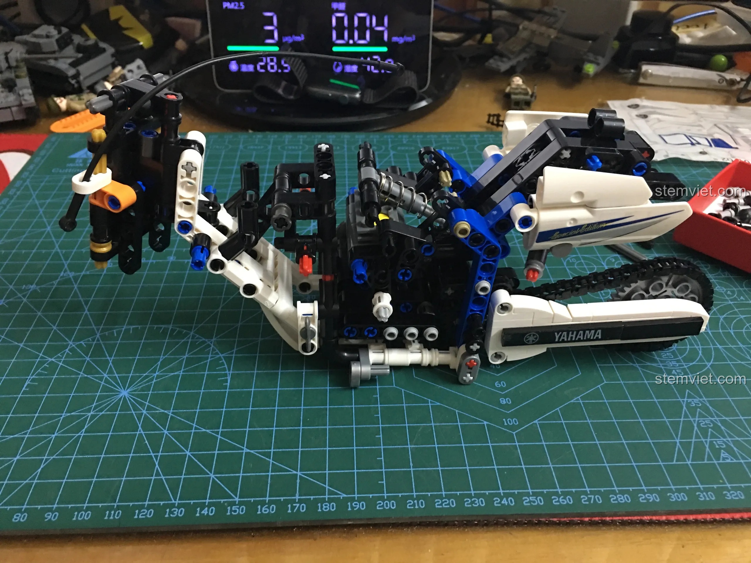 Miếng dán sticker trên chi tiết cong của mô hình Sembo 701702, một công đoạn đòi hỏi sự cẩn thận.