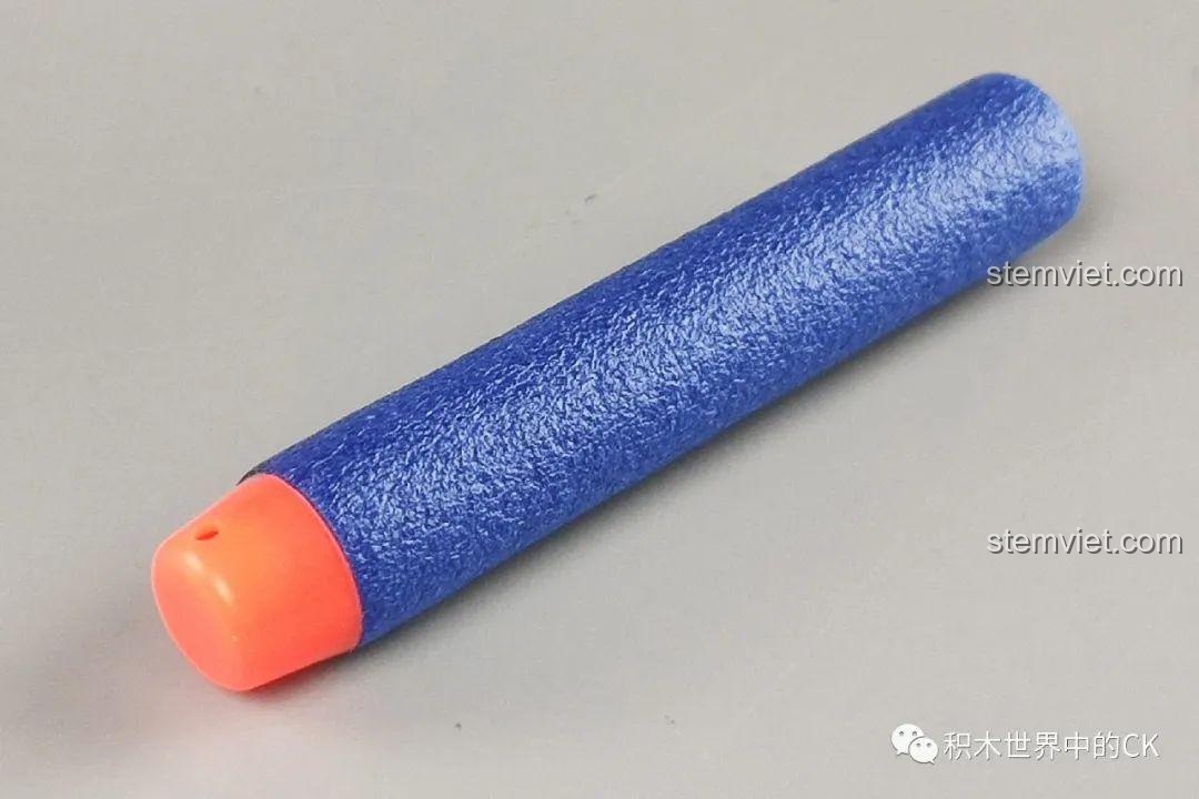 Cận cảnh viên đạn xốp an toàn đi kèm bộ đồ chơi Súng Desert Eagle Qman, đầu đạn màu cam mềm.