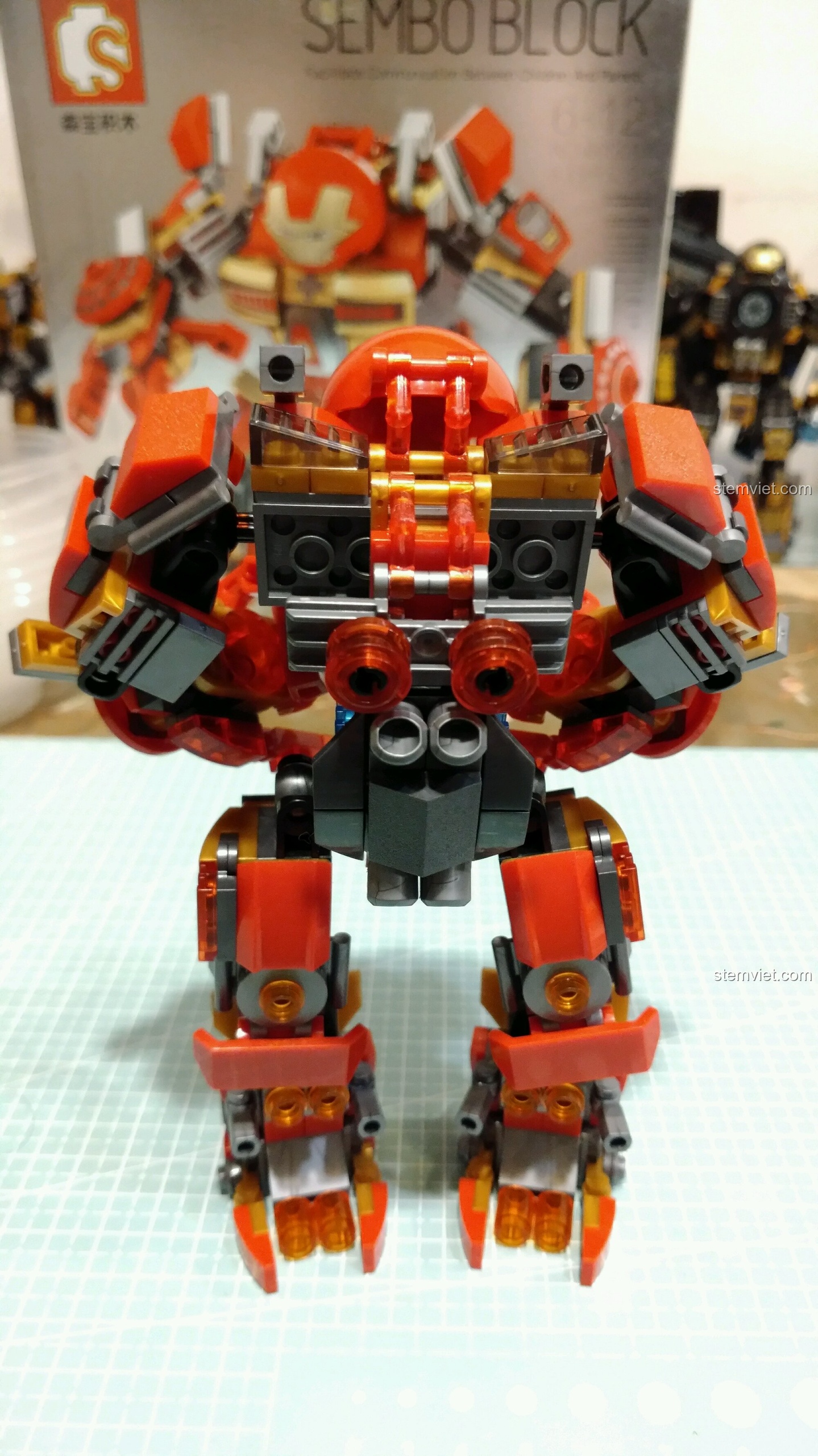 Dáng đứng hiên ngang của bộ lắp ráp Mô hình Iron Man Hulkbuster MK16 cho con trai 6 tuổi.