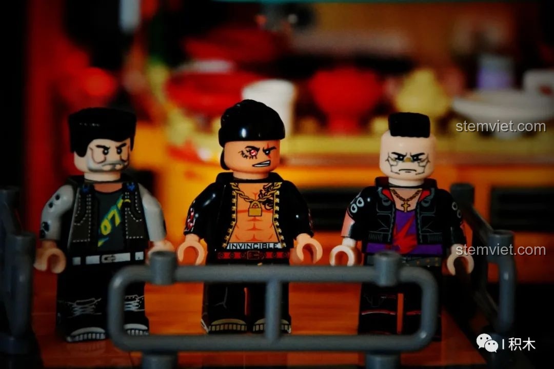 Bộ ba nhân vật minifigure xã hội đen trong bộ lắp ghép Kiến trúc Cyberpunk 51C BrickCool KS004, đại diện cho thế lực ngầm khi màn đêm buông xuống. Đánh giá chi tiết.