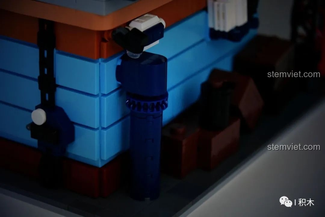 Góc nhìn bên hông mô hình Kiến trúc Cyberpunk 51C BrickCool KS004, thể hiện các chi tiết đường ống và kiến trúc phức tạp. Đánh giá thiết kế tổng thể.