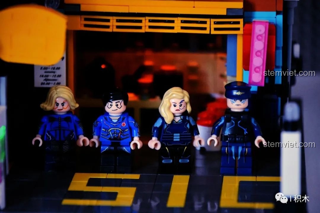 Các nhân vật minifigure cảnh sát và cư dân trong bộ lắp ghép Kiến trúc Cyberpunk 51C BrickCool KS004, thể hiện sự quản lý trật tự ban ngày. Đánh giá chi tiết.