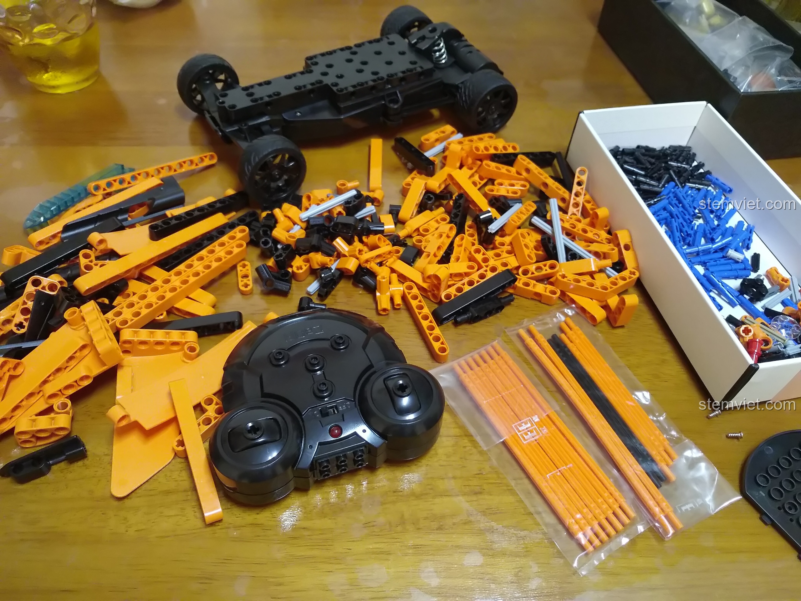 Chuẩn bị lắp ráp bộ CaDA C51051 Xe thể thao Porsche 918 với đầy đủ chi tiết, sách hướng dẫn và tay cầm điều khiển.