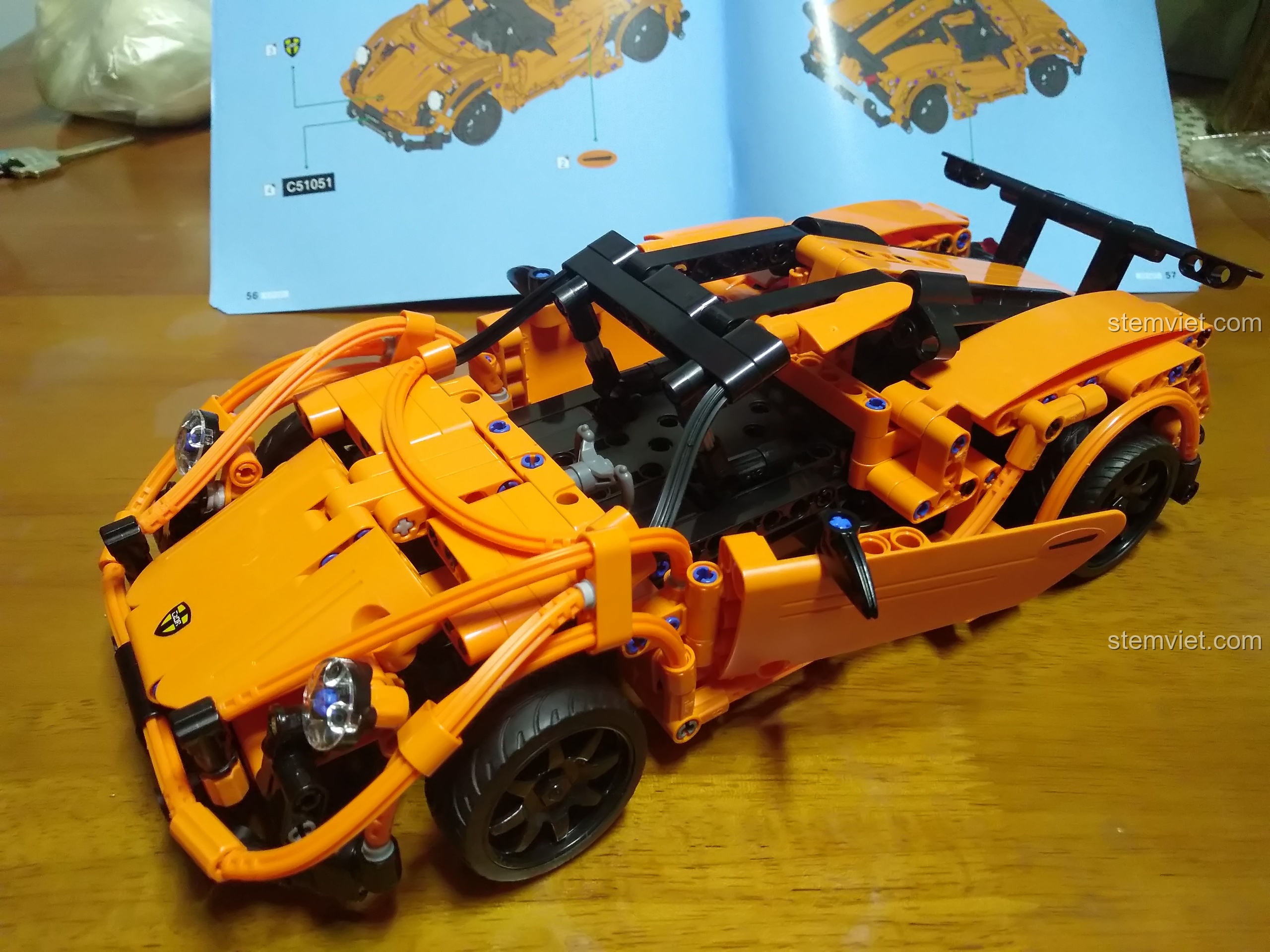 Đánh giá CaDA C51051 Xe đua Porsche 918 với góc chụp cận cảnh chi tiết, cho thấy độ hoàn thiện cao của sản phẩm.