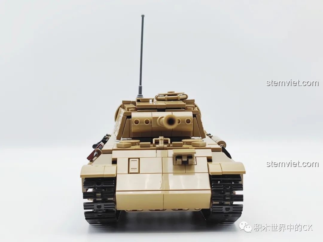 Đánh giá CaDA C61073 Xe tăng hạng trung Panther, mô hình hoàn chỉnh nhìn từ góc thấp phía trước.