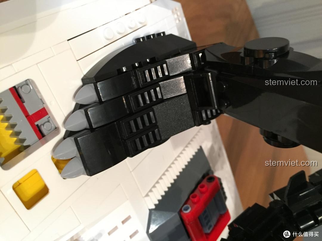 Đánh giá phần chân của Tượng Alien 4001, được thiết kế để đứng vững chắc trên đế trưng bày đi kèm.