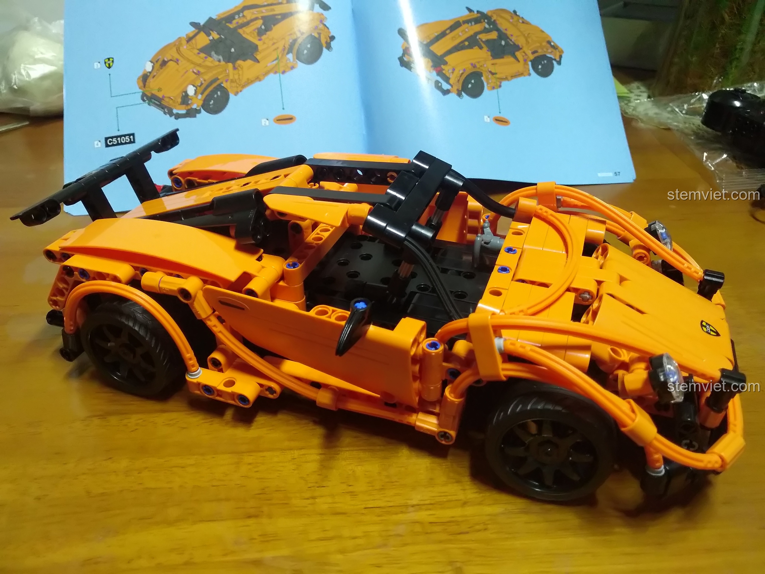 Góc nhìn ngang của bộ lắp ráp Siêu Xe Porsche 918 Điều Khiển Từ Xa CaDA khi gần hoàn thành.